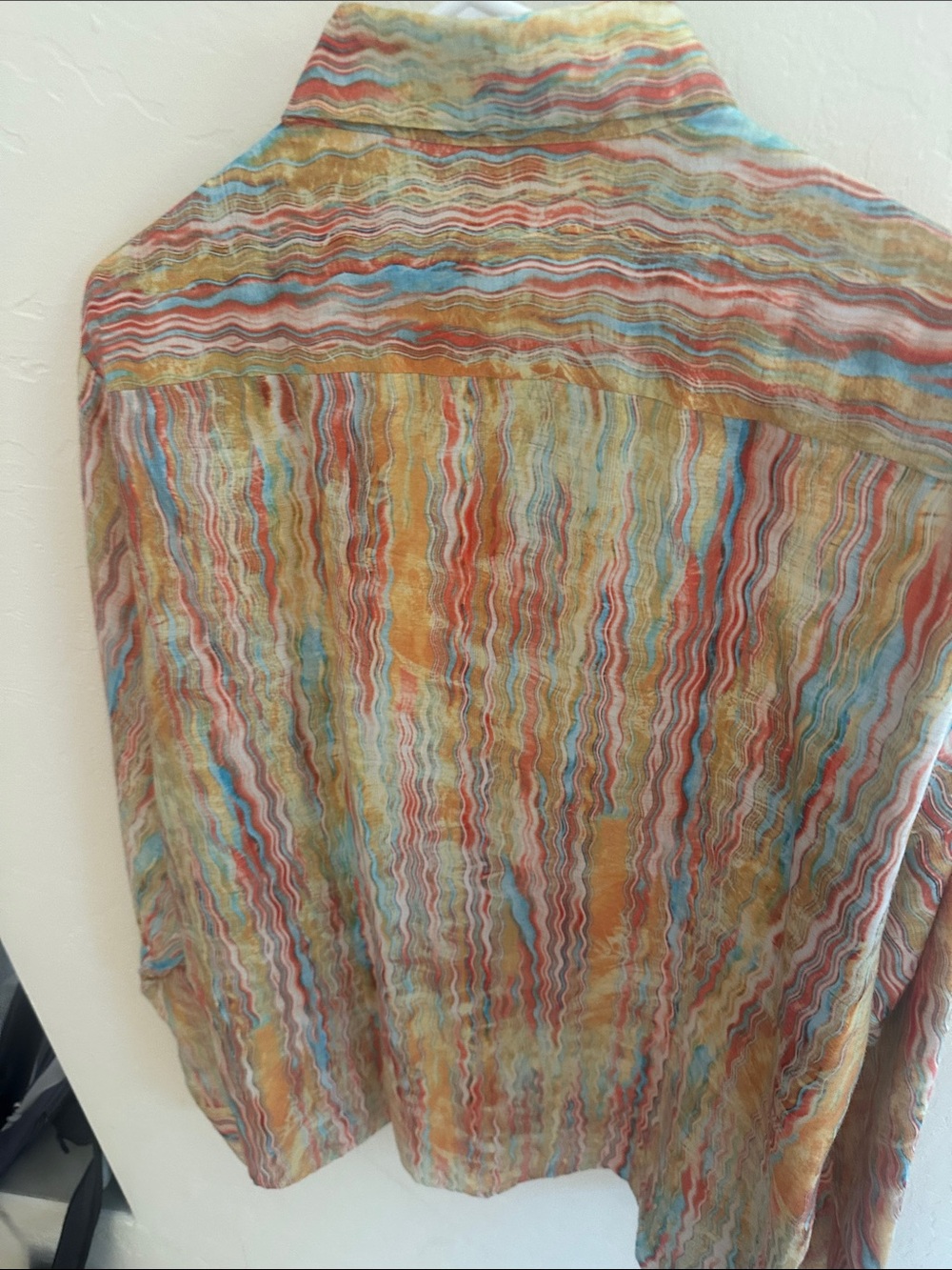 Men's Multicolor Wave-Pattern Button-Up Shirt - Picture 7 of 8
